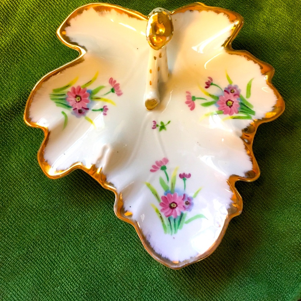 Vintage 1945-1952 Leaf shaped tray with handle